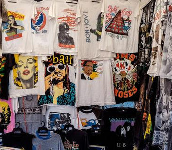 Tricouri cu portretele artistilor, expuse intr-un shop