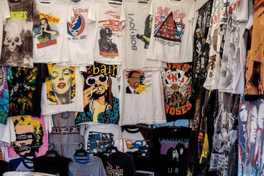 Tricouri cu portretele artistilor, expuse intr-un shop