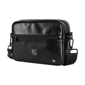 Geanta de umar New Era New York Yankees PU Pin Camera Neagră