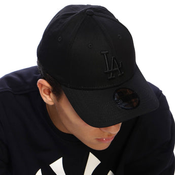 ACCESORII > SEPCI BARBATI NEW ERA Sapca League Essential 39Thirty Los Angeles Dodgers Negru - vgeneration.ro