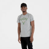 IMBRACAMINTE BARBATI NEW ERA Tricou Team Logo Tee Milwaukee Bucks Gri - vgeneration.ro