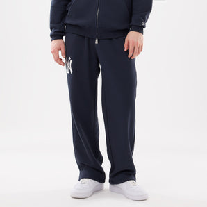 Pantaloni New Era Straight Jogger Comfort Ny Yankees Albaștri